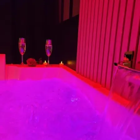 Nuit D'Evasion Love Room Avec Baignoire Balneotherapie Toulon Exterior photo